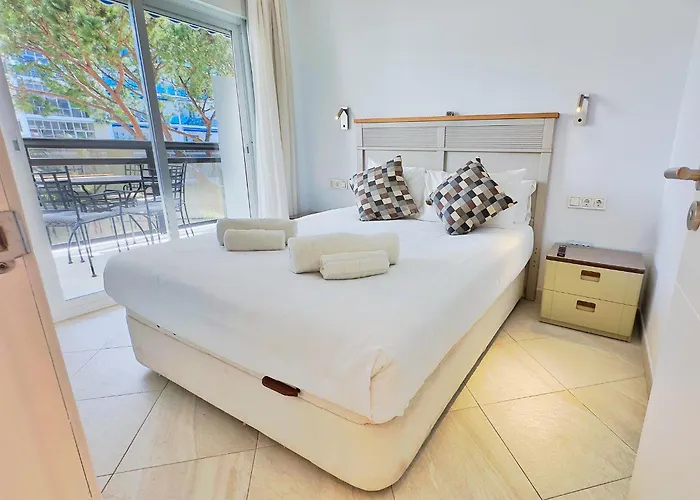 Skol 322 - Completely Renovated Front Apartment